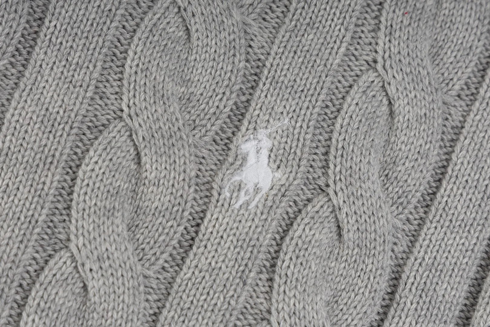 P220 #R91 RALPH LAUREN Ralph Lauren fourteen colors classic small label embroidery round neck pullover cable cardigan sweater men's top, high-density LOGO embroidery on the chest, original customization of tag accessories. Made of pure cotton yarn, pure cotton is skin-friendly and comfortable, small label war horse embroidered twist button round neck sweater 🐎 high quality, follow the blogger to learn how to wear it! Let’s buy a Ralph Lauren cable sweater. It’s a super hard-to-find series after it became popular. It’s hard to find one on the official website. It’s simple and practical to wear, with a lazy and loose feel. The thickened fabric has more texture, feels soft and delicate, and has a loose fit. Whether worn alone or layered, you can wear different styles of fashion with just one piece!   Size：XS S M L Sleeve length: 59/60/61/62/63
